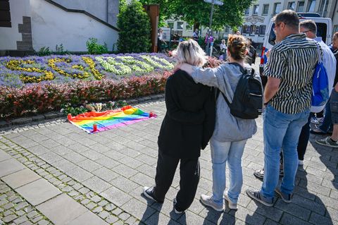 Trauernde Menschen in Solingens Innenstadt