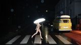 Eine Frau läuft nackt über einen Zebrastreifen