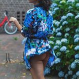 Hamburger Tänzerin und Schauspielerin Mila vor Blumen