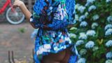 Hamburger Tänzerin und Schauspielerin Mila vor Blumen