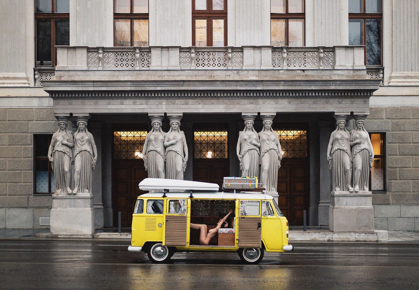 Nude vor Wiener Parlament