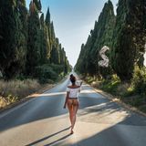 Nackt auf der Zypressenallee von Bolgheri