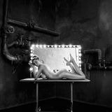 Nackedei vor Showspiegel