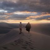 Nackter Mann mit verschleierter Frau im Iran