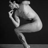 Musiker mit nur einem Arm beim Nacktshooting