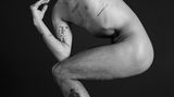 Musiker mit nur einem Arm beim Nacktshooting