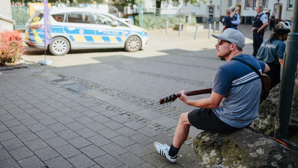 Ein Gitarrist spielt in Solingen