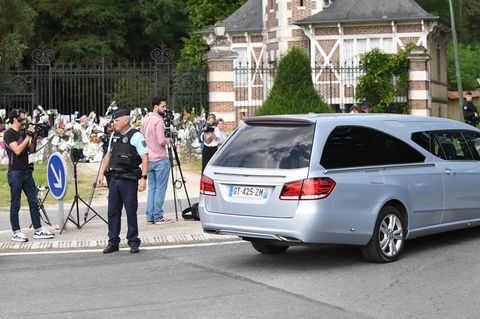 Das Auto mit dem Sarg erreicht den Landsitz von Alain Delon in Douchy, wo der Schauspieler seine letzte Ruhe fand