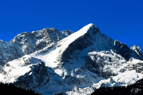 Die schneebedeckte Alpspitze in Garmisch-Partenkirchen