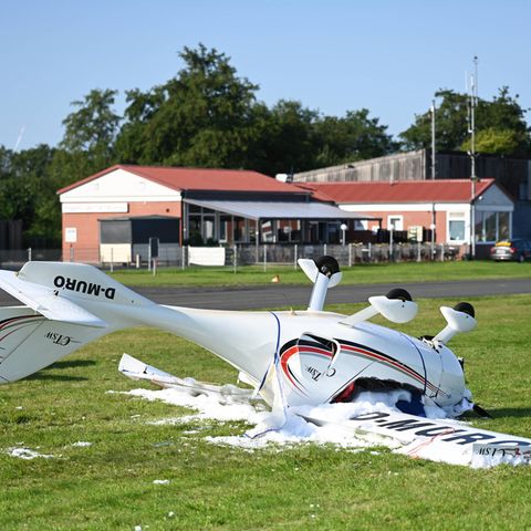 Der Sturm hatte ein Leichtflugzeug auf dem Flugplatz Leer-Papenburg in Ostfriesland aus seiner Verankerung gerissen