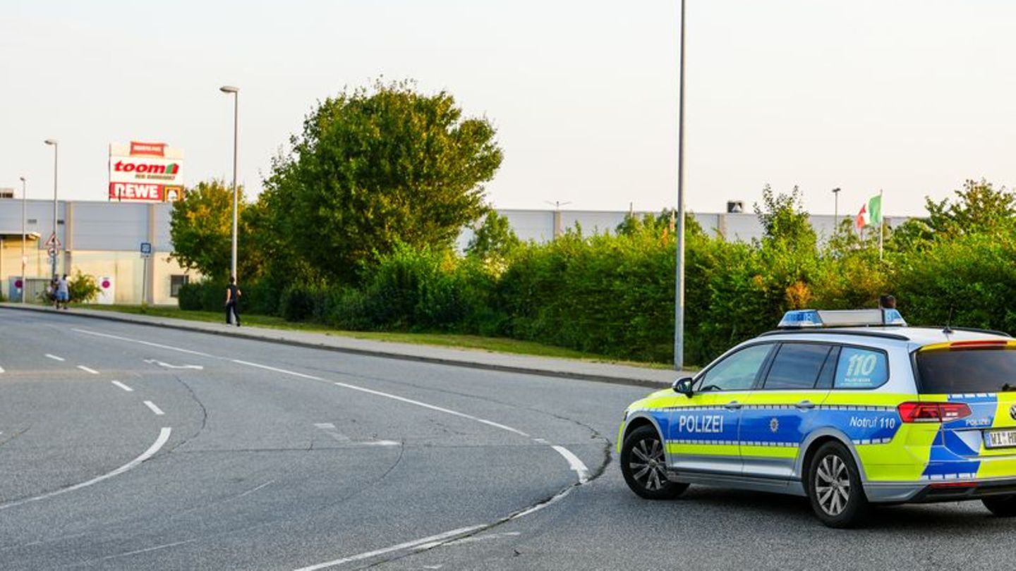 Schusswaffengebrauch: Polizisten mit Waffe bedroht - Ermittlungen dauern an