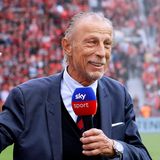 Auch nachdem er seine Krebserkrankung 2022 öffentlich gemacht hatte, trat Christoph Daum weiter auf, setzte sich in Talkshows oder kommentierte vom Spielfeldrand als Experte so wie hier im April 2024