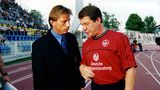 Von Trainer zu Trainer: Christoph Daum (Leverkusen) und Otto Rehhagel (Kaiserslautern) im Jahr 1999. Daum hat den Kollegen stets bewundert. Als es im Jahr 2004 darum ging, wer als Nationaltrainer auf Rudi Völler folgen soll, gab es für Daum nur eine mögliche Wahl: "Ich will mich nicht einmischen, aber Otto ist ein sensationeller Trainer. Für seine Leistung in Griechenland gebührt ihm ein großes Kompliment", sagte Daum damals der Münchner "Abendzeitung"