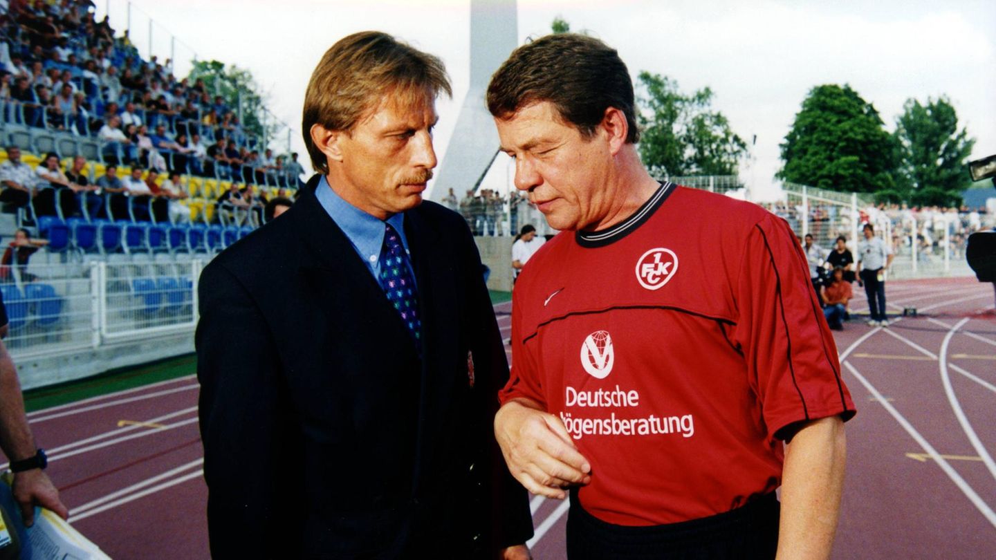 Von Trainer zu Trainer: Christoph Daum (Leverkusen) und Otto Rehhagel (Kaiserslautern) im Jahr 1999. Daum hat den Kollegen stets bewundert. Als es im Jahr 2004 darum ging, wer als Nationaltrainer auf Rudi Völler folgen soll, gab es für Daum nur eine mögliche Wahl: "Ich will mich nicht einmischen, aber Otto ist ein sensationeller Trainer. Für seine Leistung in Griechenland gebührt ihm ein großes Kompliment", sagte Daum damals der Münchner "Abendzeitung"