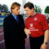 Von Trainer zu Trainer: Christoph Daum (Leverkusen) und Otto Rehhagel (Kaiserslautern) im Jahr 1999. Daum hat den Kollegen stets bewundert. Als es im Jahr 2004 darum ging, wer als Nationaltrainer auf Rudi Völler folgen soll, gab es für Daum nur eine mögliche Wahl: "Ich will mich nicht einmischen, aber Otto ist ein sensationeller Trainer. Für seine Leistung in Griechenland gebührt ihm ein großes Kompliment", sagte Daum damals der Münchner "Abendzeitung"