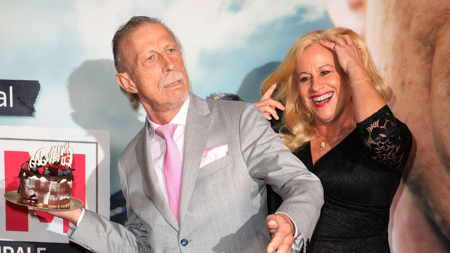 Schon schwer vom Krebs gezeichnet, aber noch immer zu Scherzen aufgelegt: Am Tag seines 70. Geburtstag feierte Christoph Daum mit seiner Frau Angelica Camm-Daum und Weggefährten auf der Premierenfeier der Sky-Dokumentation "Daum – Triumph & Skandale". Seinen 71. Geburtstag erlebte Daum nicht mehr: Am Samstag starb er nach schwerer Krankheit