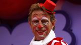 Die Fröhlichkeit war immer eines der Markenzeichen von Christoph Daum (hier in seiner Zeit als Trainer des 1. FC Köln am Rosenmontag 2009). Dabei war Daum gar kein gebürtiger Rheinländer: Zur Welt kam er in Zwickau, danach wuchs er im Erzgebirge bei den Großeltern auf. Erst nach dem Tod seines Vaters zog er im Alter von sechs Jahren nach Duisburg, wo seine Mutter lebte