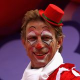 Die Fröhlichkeit war immer eines der Markenzeichen von Christoph Daum (hier in seiner Zeit als Trainer des 1. FC Köln am Rosenmontag 2009). Dabei war Daum gar kein gebürtiger Rheinländer: Zur Welt kam er in Zwickau, danach wuchs er im Erzgebirge bei den Großeltern auf. Erst nach dem Tod seines Vaters zog er im Alter von sechs Jahren nach Duisburg, wo seine Mutter lebte