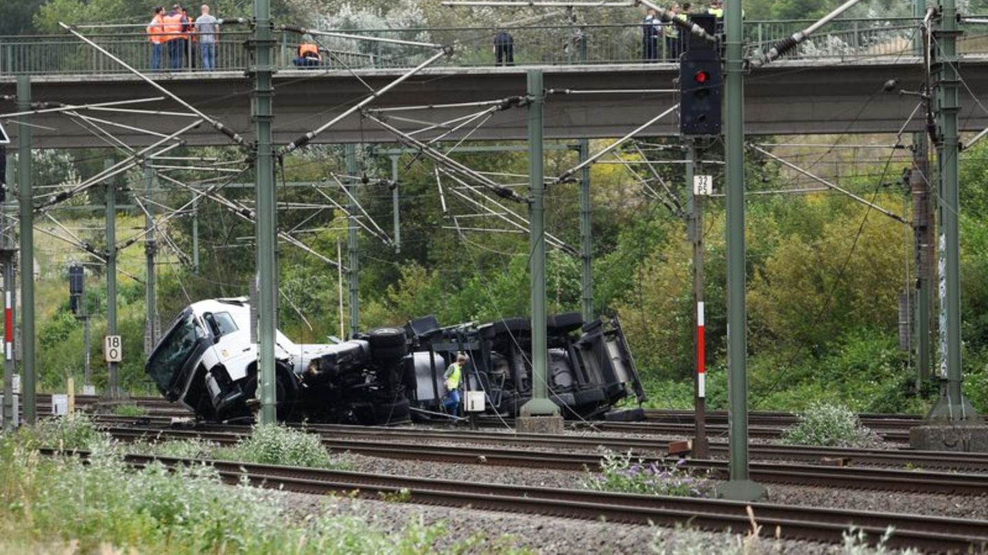 Bahnverkehr: Bahnstrecke K&ouml;ln-Aachen nach Lkw-Unfall gr&ouml;&szlig;tenteils frei