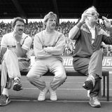 Ausnahmsweise der Ruhigste auf der Bank: Co-Trainer Christoph Daum (M.) 1986 auf der Trainerbank des 1. FC Köln, neben ihm Mannschaftsarzt  Enderer (l.) und Trainer Georg Keßler. Im September desselben Jahres wurde Daum zum Cheftrainer der Kölner befördert und sollte vier Jahre auf der Position bleiben