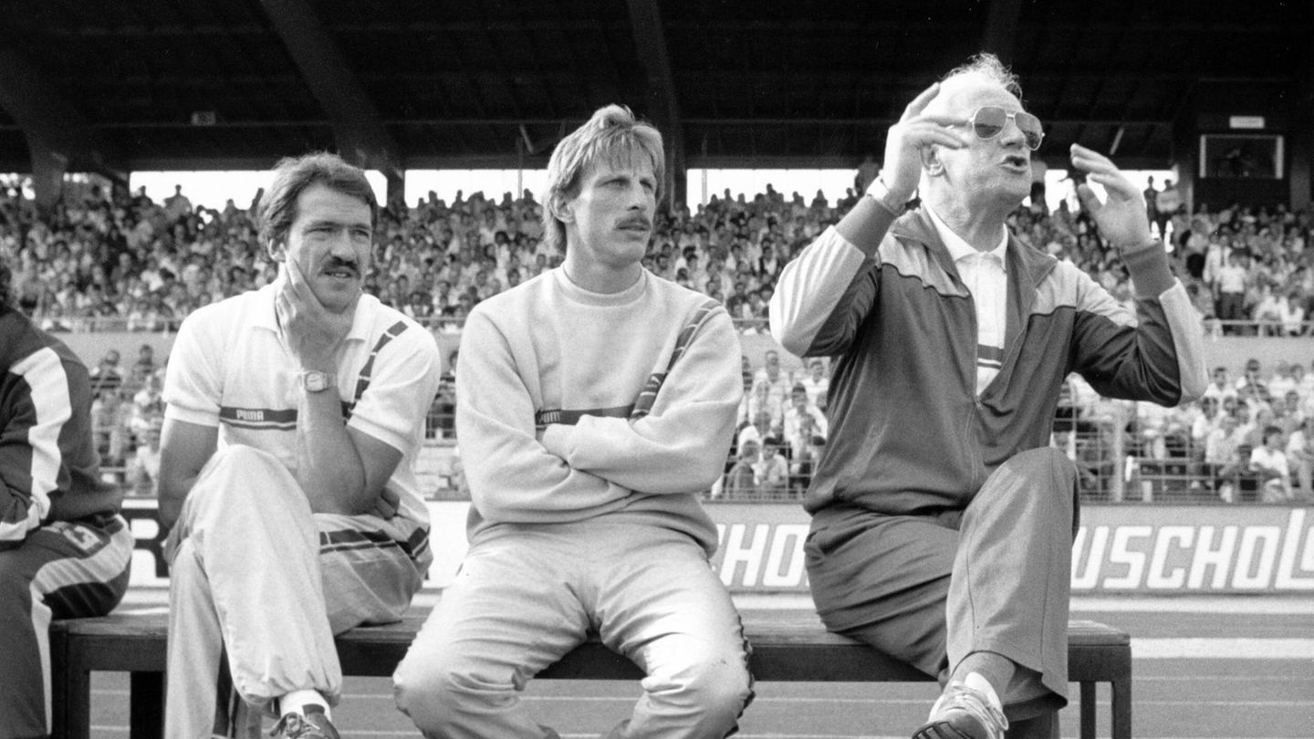 Trainerlegende: Ausnahmsweise der Ruhigste auf der Bank: Co-Trainer Christoph Daum (M.) 1986 auf der Trainerbank des 1. FC Köln, neben ihm Mannschaftsarzt Enderer (l.) und Trainer Georg Keßler. Im September desselben Jahres wurde Daum zum Cheftrainer der Kölner befördert und sollte vier Jahre auf der Position bleiben Ausnahmsweise der Ruhigste auf der Bank: Co-Trainer Christoph Daum (M.) 1986 auf der Trainerbank des 1. FC Köln, neben ihm Mannschaftsarzt Enderer (l.) und Trainer Georg Keßler. Im September desselben Jahres wurde Daum zum Cheftrainer der Kölner befördert und sollte vier Jahre auf der Position bleiben