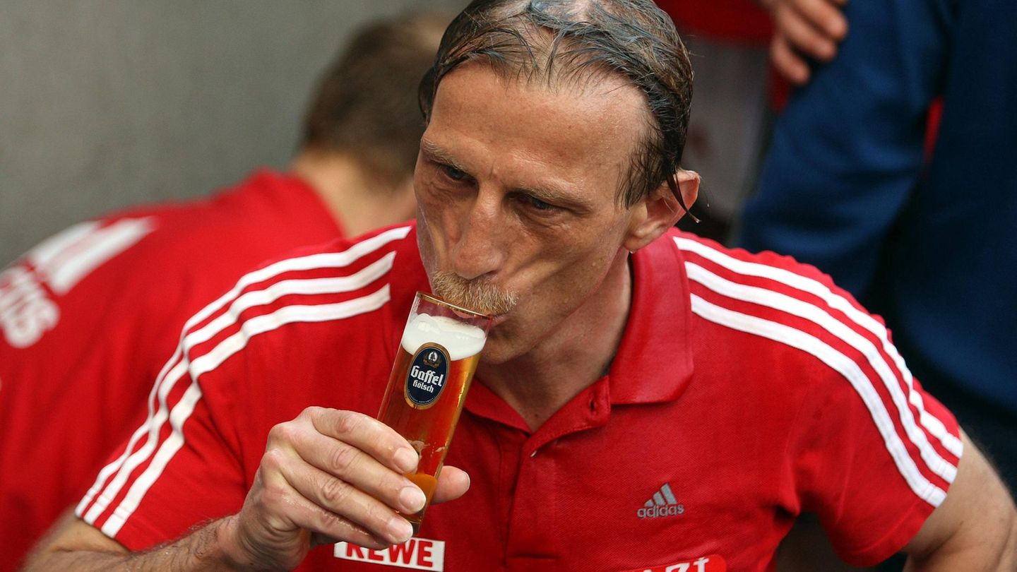 Vollends angekommen in Köln: Nach dem Aufstieg in die 1. Liga mit dem 1. FC Köln im Mai 2008 gönnt sich Christoph Daum ein Kölsch
