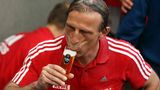 Vollends angekommen in Köln: Nach dem Aufstieg in die 1. Liga mit dem 1. FC Köln im Mai 2008 gönnt sich Christoph Daum ein Kölsch
