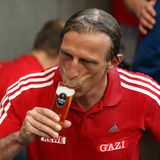 Vollends angekommen in Köln: Nach dem Aufstieg in die 1. Liga mit dem 1. FC Köln im Mai 2008 gönnt sich Christoph Daum ein Kölsch