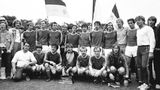 Als Trainer war Daum in der obersten Liga, seine Erfolge als Spieler reichten nicht daran: Nach einigen Verpflichtungen in und um Duisburg heuerte er 1975 beim 1. FC Köln an. 1981 wurde er mit seiner Mannschaft deutscher Amateurmeister, unser Bild zeigt das siegreiche Team im Juni 1981. Daum (sechster von rechts, hintere Reihe) hatte schon im Jahr zuvor beim DFB seine Lizenz als Fußball-Lehrer erworben. In der Saison 1985/1986 wurde er Co-Trainer der Kölner
