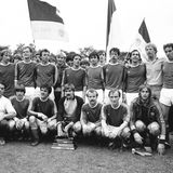 Als Trainer war Daum in der obersten Liga, seine Erfolge als Spieler reichten nicht daran: Nach einigen Verpflichtungen in und um Duisburg heuerte er 1975 beim 1. FC Köln an. 1981 wurde er mit seiner Mannschaft deutscher Amateurmeister, unser Bild zeigt das siegreiche Team im Juni 1981. Daum (sechster von rechts, hintere Reihe) hatte schon im Jahr zuvor beim DFB seine Lizenz als Fußball-Lehrer erworben. In der Saison 1985/1986 wurde er Co-Trainer der Kölner
