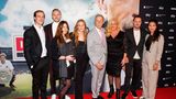 Im Kreis der Familie: Christoph Daum hinterlässt vier Kinder aus zwei Ehen. Zur Premiere der Dokumentation "Daum – Triumphe & Skandale" ließ sich der Ex-Trainer mit seiner Familie fotografieren, v. l.: Jean Paul Daum, David, Lavina Daum mit Baby Lio, Cara-Julie Daum, Christoph Daum, Ehefrau Angelica Camm-Daum und Marcel Daum mit Ehefrau Filiz 