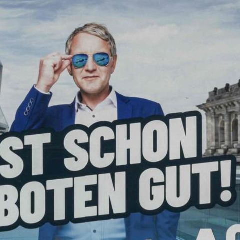 Mit blauer Pilotenbrille: AfD-Spitzenkandidat Björn Höcke inszeniert sich auf den Wahlplakaten
