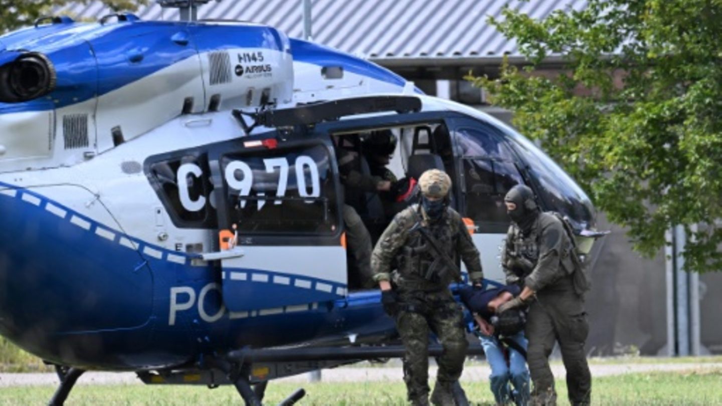 Der Verdächtige mit Polizisten am Sonntag am BGH in Karlsruhe