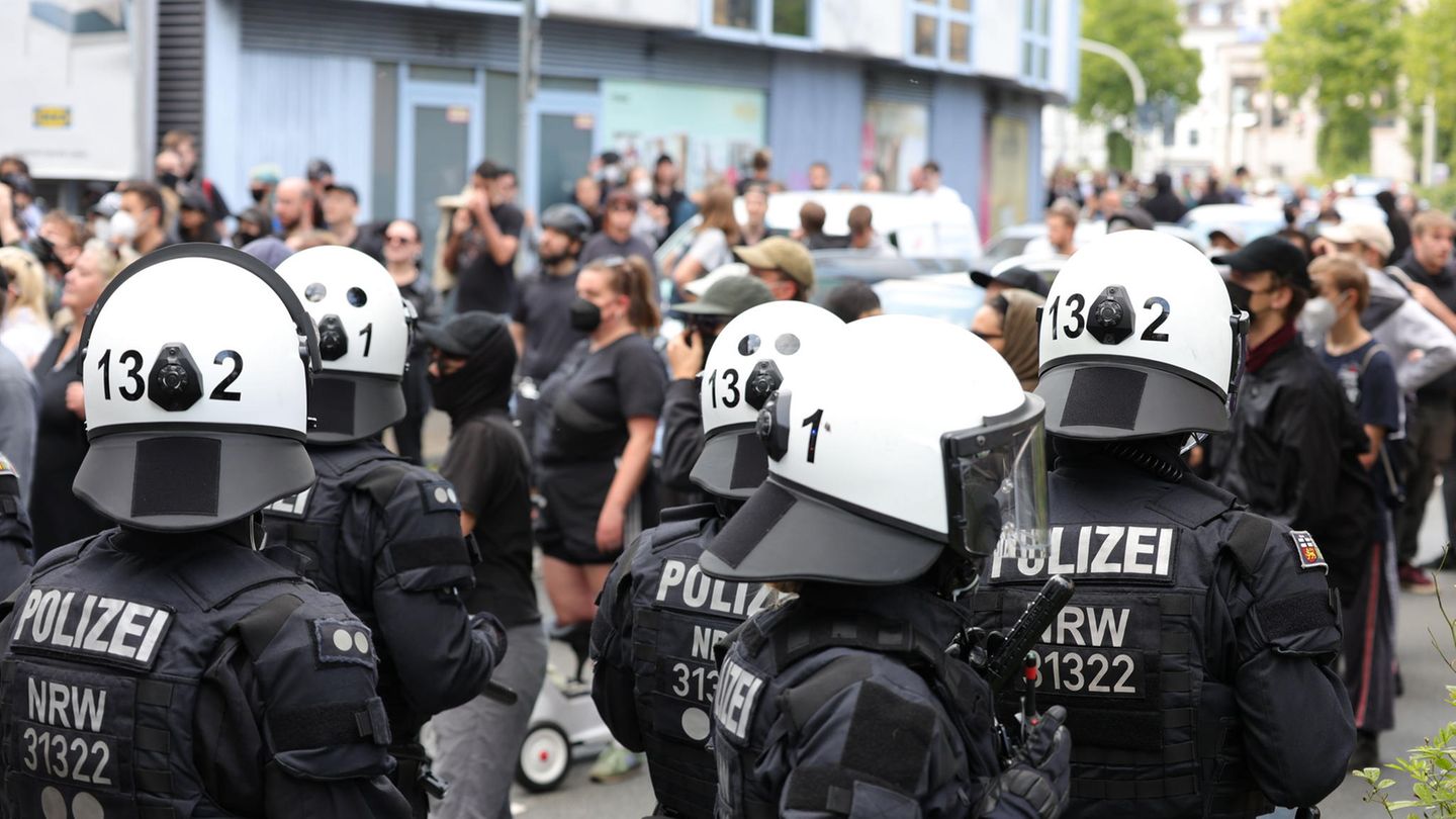 Solingen: Proteste nach Messerattacke: Polizei eskortiert AfD-Demo ins Parkhaus