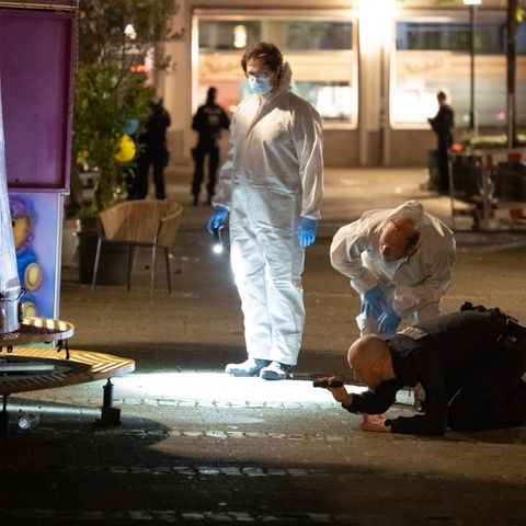 Forensiker untersuchen den Tatort eines islamistischen Terroranschlags in Solingen