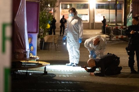 Forensiker untersuchen den Tatort eines islamistischen Terroranschlags in Solingen