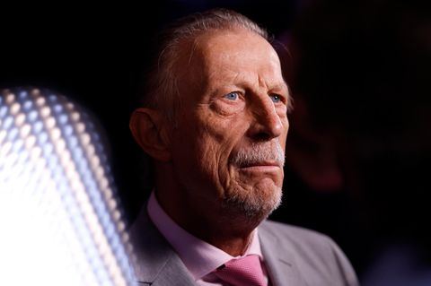 Christoph Daum steht vor einem Scheinwerfer