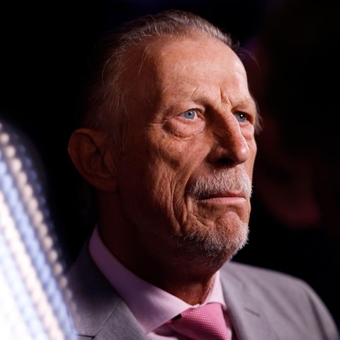 Christoph Daum steht vor einem Scheinwerfer