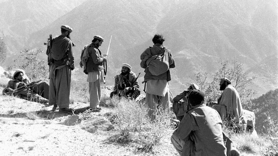 Sowjetische Intervention in Afghanistan von 1979 bis 1989: In den Bergen können die Invasoren ihre materielle Überlegenheit nicht ausnutzen. Immer wieder locken islamische Widerstandskämpfer, die Mudschahedin, die Rote Armee in Hinterhalte. Insgesamt sterben bis 1989 mehr als 14.000 Sowjetsoldaten bei den Kämpfen – und mehr als eine Million afghanische Zivilisten