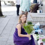 Auf den Straßen von Vilnius tummeln sich die Verkäuferinnen und Verkäufer rund um den Halės Markt. Hier im Bild halte ich einen Bund frischen Dill mit Blüten in der Hand. Die eignen sich als Blumenstrauß oder als Dekoration für viele Gerichte aus "Vilnius".