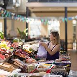In den Sommermonaten stapeln sich die Auslagen der Marktkäufer im Halės Markt. Jetzt ist die richtige Zeit für Tomaten aus den Gartenlauben, Pfifferlinge und Steinpilze aus den Wäldern rund um Vilnius. Kleine Snackgurken, die geschmacklich nichts mit unseren Gurken hierzulande zu tun haben. Daraus kann man die feinsten Leckereien zaubern – vom Gurkensalat bis zu Waldpilzsuppe mit Miso. 