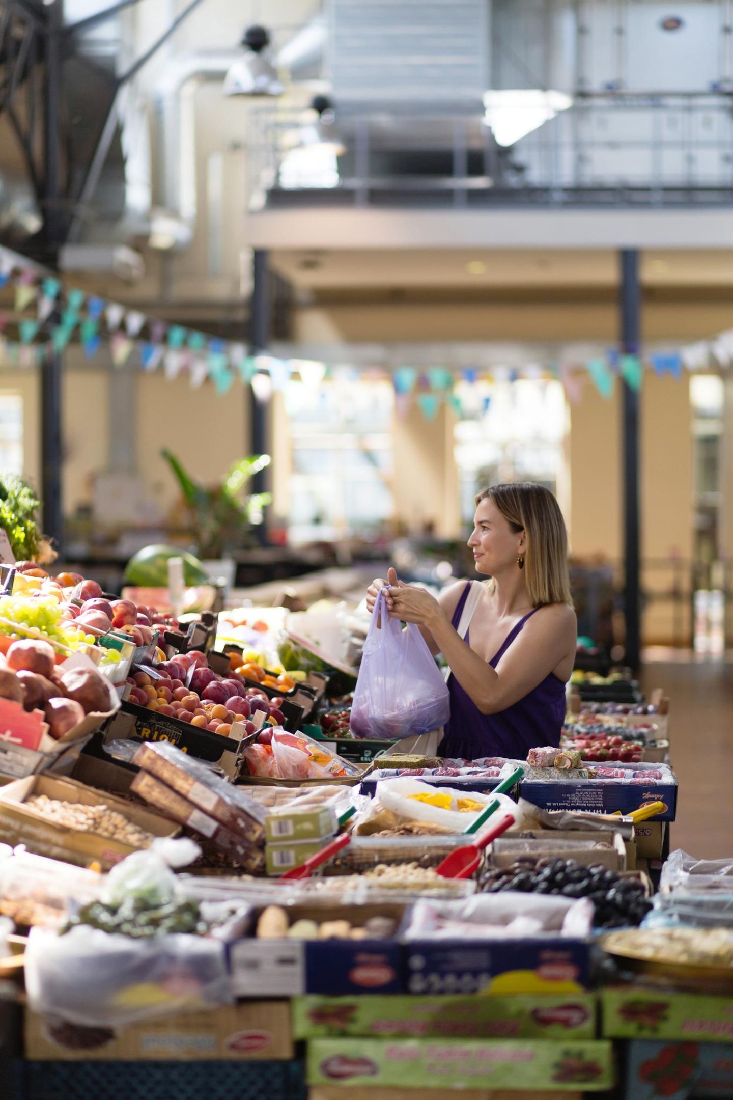 In den Sommermonaten stapeln sich die Auslagen der Marktkäufer im Halės Markt. Jetzt ist die richtige Zeit für Tomaten aus den Gartenlauben, Pfifferlinge und Steinpilze aus den Wäldern rund um Vilnius. Kleine Snackgurken, die geschmacklich nichts mit unseren Gurken hierzulande zu tun haben. Daraus kann man die feinsten Leckereien zaubern – vom Gurkensalat bis zu Waldpilzsuppe mit Miso. 