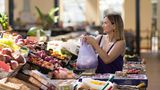 In den Sommermonaten stapeln sich die Auslagen der Marktkäufer im Halės Markt. Jetzt ist die richtige Zeit für Tomaten aus den Gartenlauben, Pfifferlinge und Steinpilze aus den Wäldern rund um Vilnius. Kleine Snackgurken, die geschmacklich nichts mit unseren Gurken hierzulande zu tun haben. Daraus kann man die feinsten Leckereien zaubern – vom Gurkensalat bis zu Waldpilzsuppe mit Miso. 