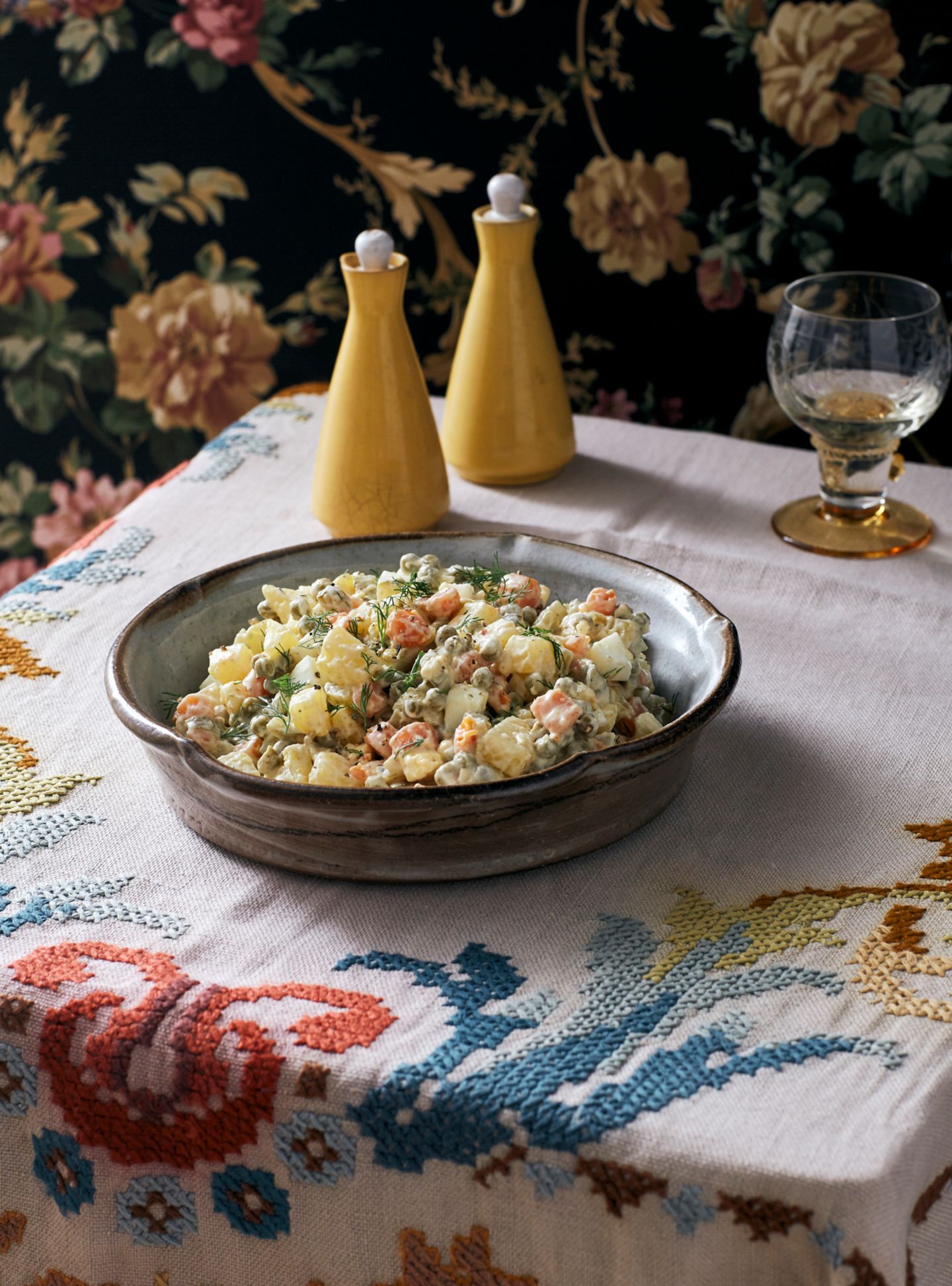 BALTA MIŠRAINĖ (weißer Kartoffelsalat)     Balta Mišrainė, also der weiße Kartoffelsalat, ist in Litauen eine Art Nationalsalat. Wenn an Festtagen alle gemeinsam am Tisch sitzen, kommt man an diesem geschmackvollen Kartoffelsalat nicht vorbei. Ich liebe ihn und kann ihn zu jeder Tageszeit essen. Er schmeckt besonders gut zu gegrilltem Fleisch oder auch Fisch.     Für 4 Personen   500 g vorwiegend festkochende Kartoffeln  4 Eier  200 g Essiggurken  1 große Dose Erbsen & Karotten (530 g)   200 g saure Sahne (Sauerrahm) oder Mayonnaise (ich mache auch gern halb-halb)   1 Schuss Gurkensud nach Belieben  1 EL mittelscharfer Senf   Salz, Pfeffer aus der Mühle   2 EL frisch gehackter Dill     Die Kartoffeln mit Schale in kochendem Wasser garen, dann abgießen, erkalten lassen, schälen und in Würfel schneiden.  Die Eier etwa 8 Minuten hart kochen, abkühlen lassen, schälen und ebenfalls in Würfel schneiden.  Die Essiggurken würfeln. Die Erbsen und Karotten abschütten, die Karotten klein schneiden, und beides in eine große Schüssel geben. Die Kartoffeln, Eier und Essiggurken dazugeben und alles mit der sauren Sahne oder der Mayonnaise vermengen. Für etwas mehr Säure einen Schuss Gurkensud dazugeben. Mit dem Senf sowie Salz und Pfeffer abschmecken und den Dill unterheben. Bis zum Servieren kühl stellen. Der Salat schmeckt sehr gut als Vorspeise oder als Beilage zu Grillfleisch.