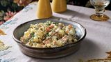 BALTA MIŠRAINĖ (weißer Kartoffelsalat)     Balta Mišrainė, also der weiße Kartoffelsalat, ist in Litauen eine Art Nationalsalat. Wenn an Festtagen alle gemeinsam am Tisch sitzen, kommt man an diesem geschmackvollen Kartoffelsalat nicht vorbei. Ich liebe ihn und kann ihn zu jeder Tageszeit essen. Er schmeckt besonders gut zu gegrilltem Fleisch oder auch Fisch.     Für 4 Personen   500 g vorwiegend festkochende Kartoffeln  4 Eier  200 g Essiggurken  1 große Dose Erbsen & Karotten (530 g)   200 g saure Sahne (Sauerrahm) oder Mayonnaise (ich mache auch gern halb-halb)   1 Schuss Gurkensud nach Belieben  1 EL mittelscharfer Senf   Salz, Pfeffer aus der Mühle   2 EL frisch gehackter Dill     Die Kartoffeln mit Schale in kochendem Wasser garen, dann abgießen, erkalten lassen, schälen und in Würfel schneiden.  Die Eier etwa 8 Minuten hart kochen, abkühlen lassen, schälen und ebenfalls in Würfel schneiden.  Die Essiggurken würfeln. Die Erbsen und Karotten abschütten, die Karotten klein schneiden, und beides in eine große Schüssel geben. Die Kartoffeln, Eier und Essiggurken dazugeben und alles mit der sauren Sahne oder der Mayonnaise vermengen. Für etwas mehr Säure einen Schuss Gurkensud dazugeben. Mit dem Senf sowie Salz und Pfeffer abschmecken und den Dill unterheben. Bis zum Servieren kühl stellen. Der Salat schmeckt sehr gut als Vorspeise oder als Beilage zu Grillfleisch.