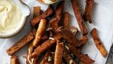 KEPTA DUONA (Knoblauchbrot)     Meine Cousine Brigita sagte mir einmal: "Leider ist das Brot in Deutschland nicht so gut wie bei uns." Wir sprachen über Essen aus Litauen und über Kepta duona, übersetzt in etwa "gebratenes Brot", das ich für den besten Snack Litauens halte. Gemeint sind Brotstreifen, die in kochend heißem Fett ausgebacken und danach mit einer ordentlichen Portion Knoblauch und Salz gewürzt werden. Kepta duona steht und fällt mit der Qualität des Brots: Es muss ein reines Roggenbrot sein. Am besten altbacken. Wer eine Sauce dazu möchte, kann Käse mit Mayonnaise schmelzen lassen und mit noch mehr Knoblauch abschmecken. Ziemlich simpel, aber geschmacklich eine Wucht, vor allem wenn man dazu ein kräftiges, malziges Bier trinkt. Apropos Bier: Kepta duona soll es schon im 17. Jahrhundert gegeben haben, und damals wurde das Brot nur frittiert (ohne Knoblauch) und als Einlage in eine Schüssel aus dunklem Bier gegeben.     Für 4 Personen  Ca. 500 g Roggenbrot aus Sauerteig  (alternativ ein möglichst dunkles Sauerteigbrot)   ca. 2 l Pflanzenöl  Salz  5 Knoblauchzehen     Das Brot in Streifen schneiden. Eine Pfanne mit hohem Rand etwa zu einem Drittel mit Öl füllen und dieses kochend heiß erhitzen. Am besten vorher testen, indem man einen Streifen Brot ins Öl gibt. Bilden sich sofort Blasen, ist das Öl heiß genug. Die Brotstreifen Stück für Stück im heißen Öl goldbraun ausbacken.  Das gebackene Brot in eine große Schüssel geben, salzen und den Knoblauch in einer Presse darüber ausdrücken. Mit dem übrig gebliebenen Knoblauch aus der Presse die einzelnen Brotstücke zusätzlich einreiben. Dazu passt Užtepėlė, eine Art litauische Aioli: Dafür 200 g Bergkäse oder Emmentaler reiben und mit 3 EL Mayonnaise und 1 Knoblauchzehe, klein gehackt, verrühren. Entweder kurz in der Mikrowelle oder in einem Topf bei niedriger Temperatur unter ständigem Rühren schmelzen lassen.