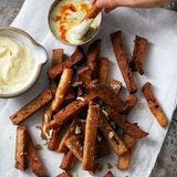 KEPTA DUONA (Knoblauchbrot)     Meine Cousine Brigita sagte mir einmal: "Leider ist das Brot in Deutschland nicht so gut wie bei uns." Wir sprachen über Essen aus Litauen und über Kepta duona, übersetzt in etwa "gebratenes Brot", das ich für den besten Snack Litauens halte. Gemeint sind Brotstreifen, die in kochend heißem Fett ausgebacken und danach mit einer ordentlichen Portion Knoblauch und Salz gewürzt werden. Kepta duona steht und fällt mit der Qualität des Brots: Es muss ein reines Roggenbrot sein. Am besten altbacken. Wer eine Sauce dazu möchte, kann Käse mit Mayonnaise schmelzen lassen und mit noch mehr Knoblauch abschmecken. Ziemlich simpel, aber geschmacklich eine Wucht, vor allem wenn man dazu ein kräftiges, malziges Bier trinkt. Apropos Bier: Kepta duona soll es schon im 17. Jahrhundert gegeben haben, und damals wurde das Brot nur frittiert (ohne Knoblauch) und als Einlage in eine Schüssel aus dunklem Bier gegeben.     Für 4 Personen  Ca. 500 g Roggenbrot aus Sauerteig  (alternativ ein möglichst dunkles Sauerteigbrot)   ca. 2 l Pflanzenöl  Salz  5 Knoblauchzehen     Das Brot in Streifen schneiden. Eine Pfanne mit hohem Rand etwa zu einem Drittel mit Öl füllen und dieses kochend heiß erhitzen. Am besten vorher testen, indem man einen Streifen Brot ins Öl gibt. Bilden sich sofort Blasen, ist das Öl heiß genug. Die Brotstreifen Stück für Stück im heißen Öl goldbraun ausbacken.  Das gebackene Brot in eine große Schüssel geben, salzen und den Knoblauch in einer Presse darüber ausdrücken. Mit dem übrig gebliebenen Knoblauch aus der Presse die einzelnen Brotstücke zusätzlich einreiben. Dazu passt Užtepėlė, eine Art litauische Aioli: Dafür 200 g Bergkäse oder Emmentaler reiben und mit 3 EL Mayonnaise und 1 Knoblauchzehe, klein gehackt, verrühren. Entweder kurz in der Mikrowelle oder in einem Topf bei niedriger Temperatur unter ständigem Rühren schmelzen lassen.