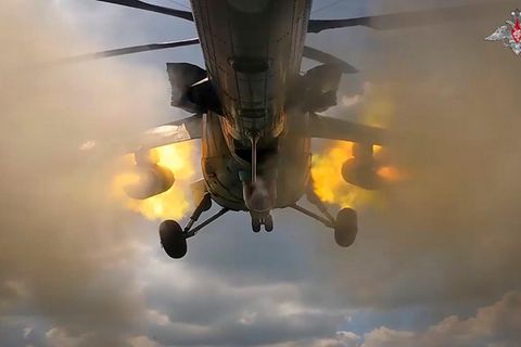  Ein russischer Mi-35M-Hubschrauber feuert auf ukrainische Stellungen bei Kursk