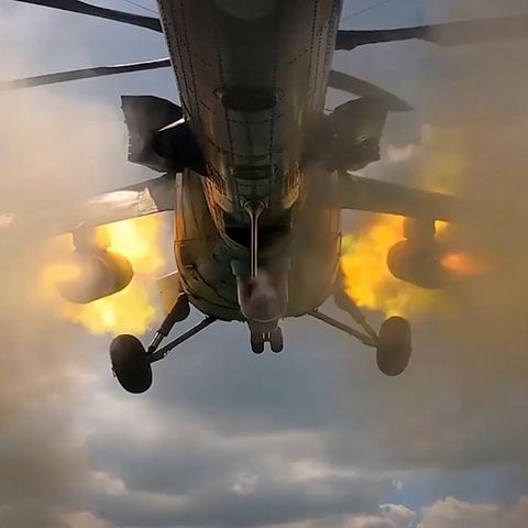  Ein russischer Mi-35M-Hubschrauber feuert auf ukrainische Stellungen bei Kursk