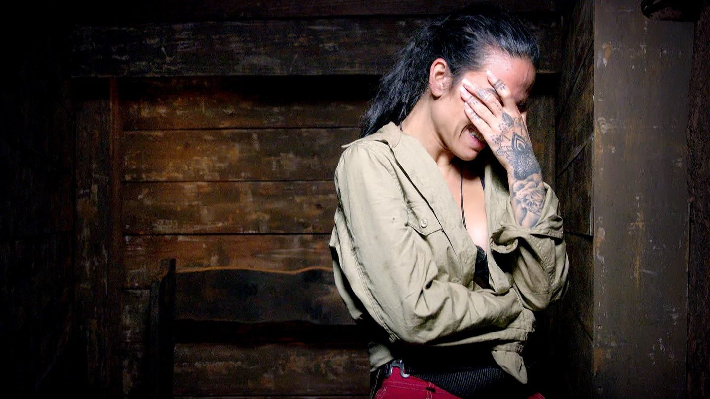 Elena Miras geht der ewige Zwist im Camp besonders nahe. Obwohl sie als Letzte dazugestoßen ist, befindet sich ihre Motivation auf dem Nullpunkt. Eine Sache setzt ihr besonders zu: Sie vermisst ihre Tochter Aylen und möchte gerne Hause
